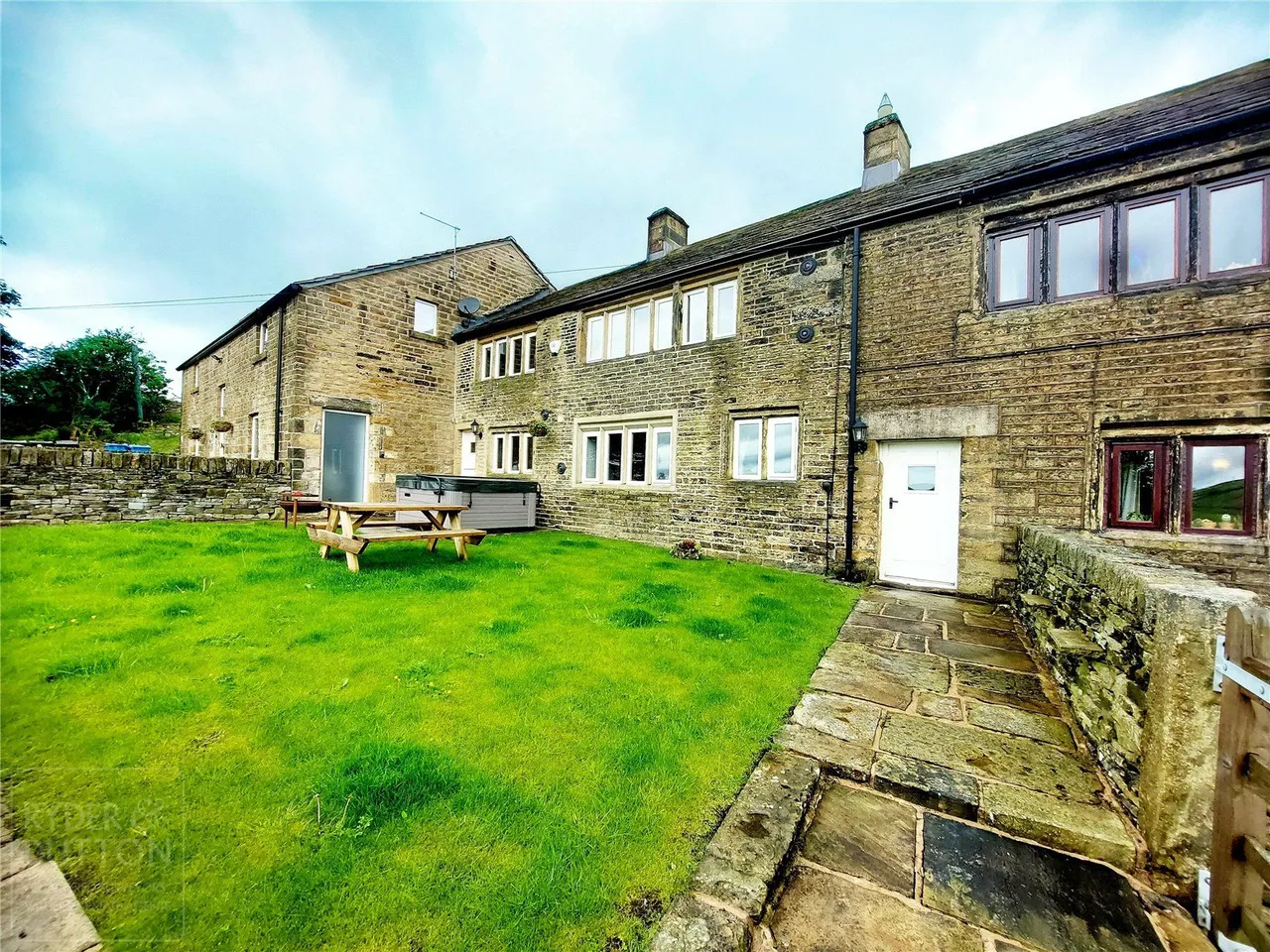 4 bed house to rent, Quarry Lane, Dobcross, OL3