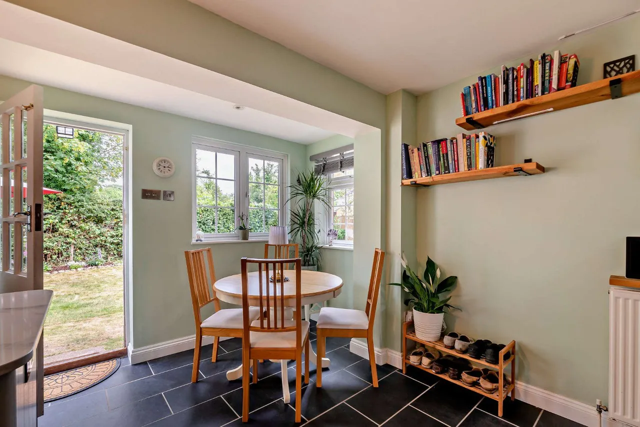 Lickfolds Road, Rowledge, Farnham, Surrey, GU10 4AF, photo 6