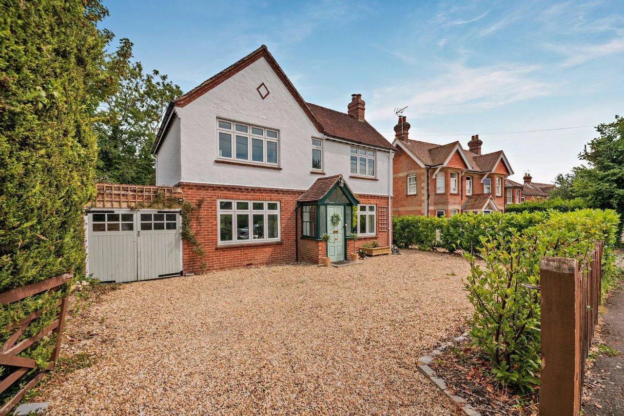 4 bed house for sale — Lickfolds Road, Rowledge, Farnham, Surrey, GU10 4AF