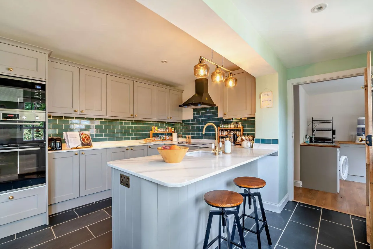 Lickfolds Road, Rowledge, Farnham, Surrey, GU10 4AF, photo 2
