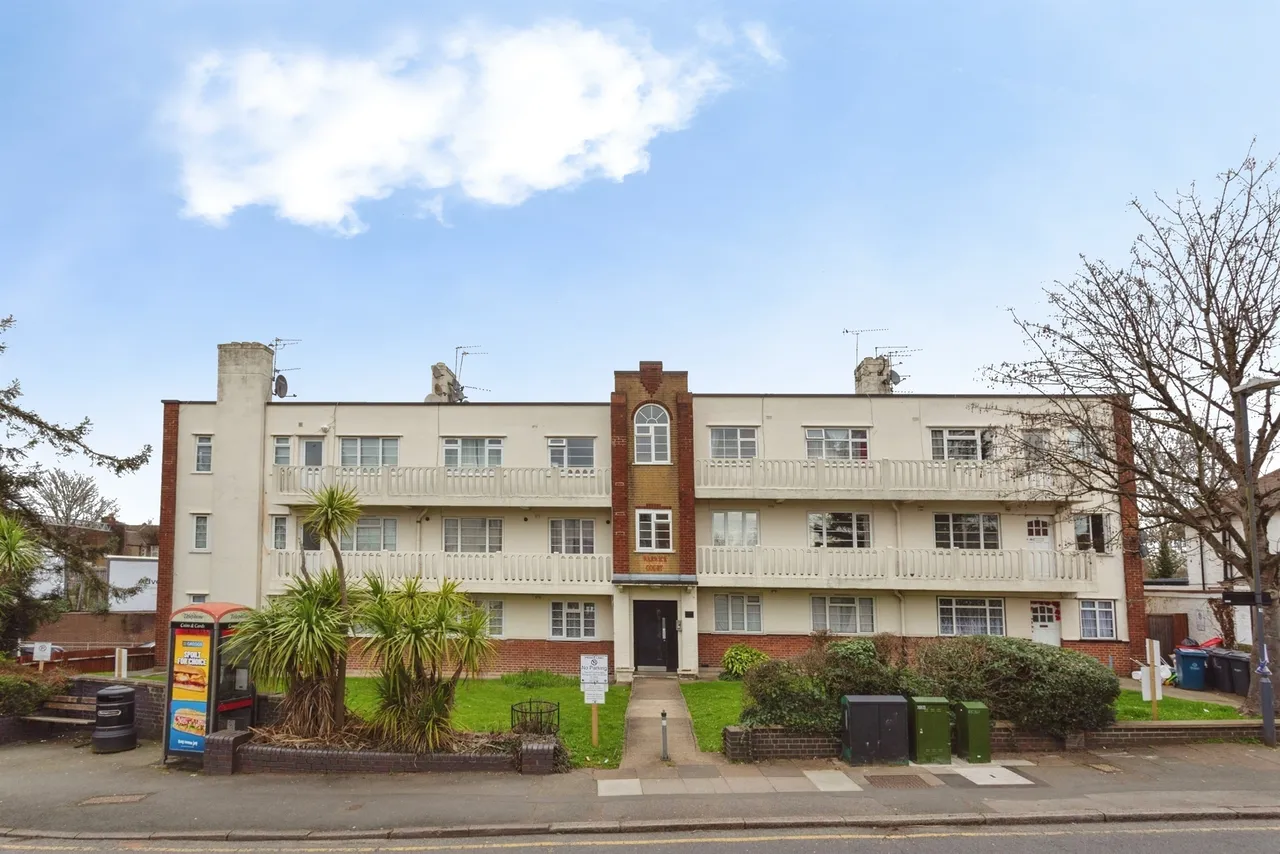 2 bed flat for sale — Princes Drive, Harrow