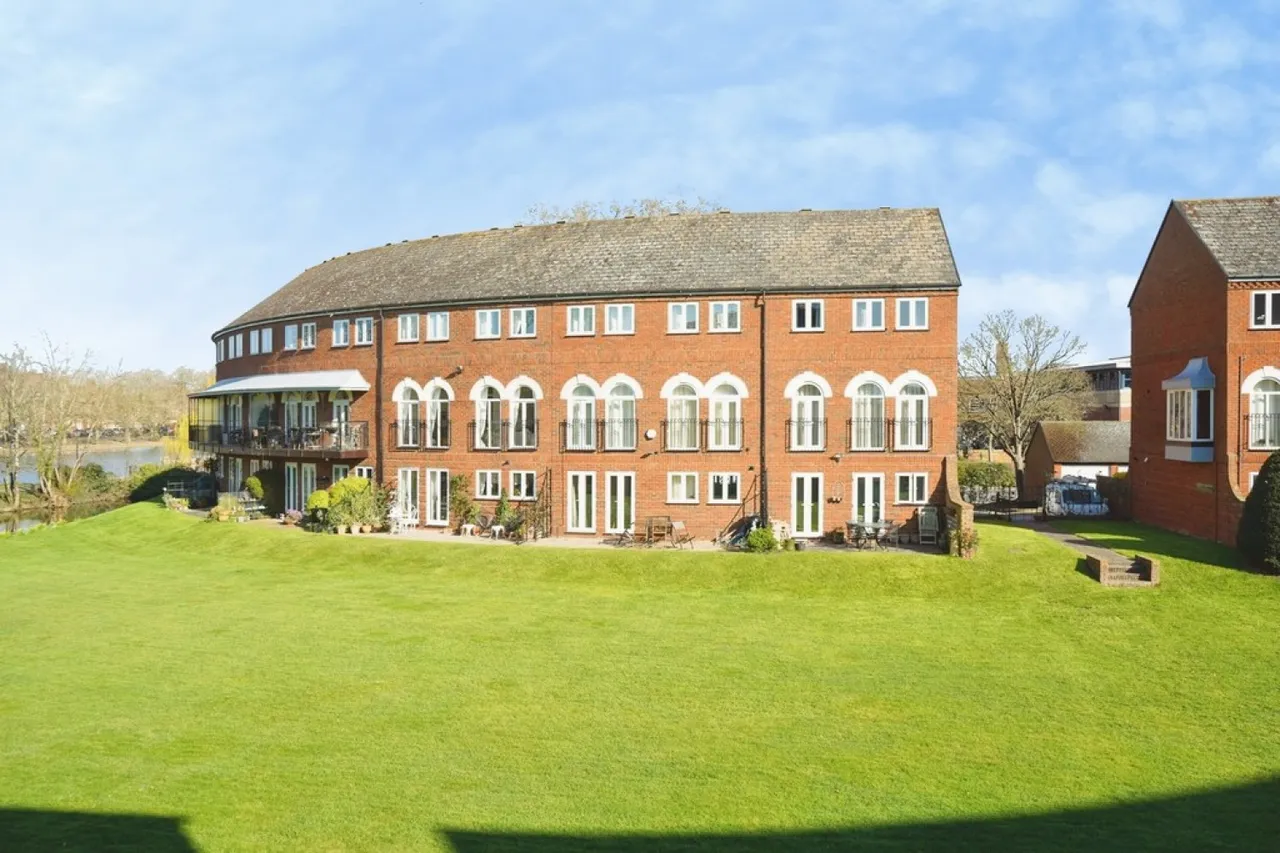 1 bed flat for sale — Duckmill Crescent, Bedford