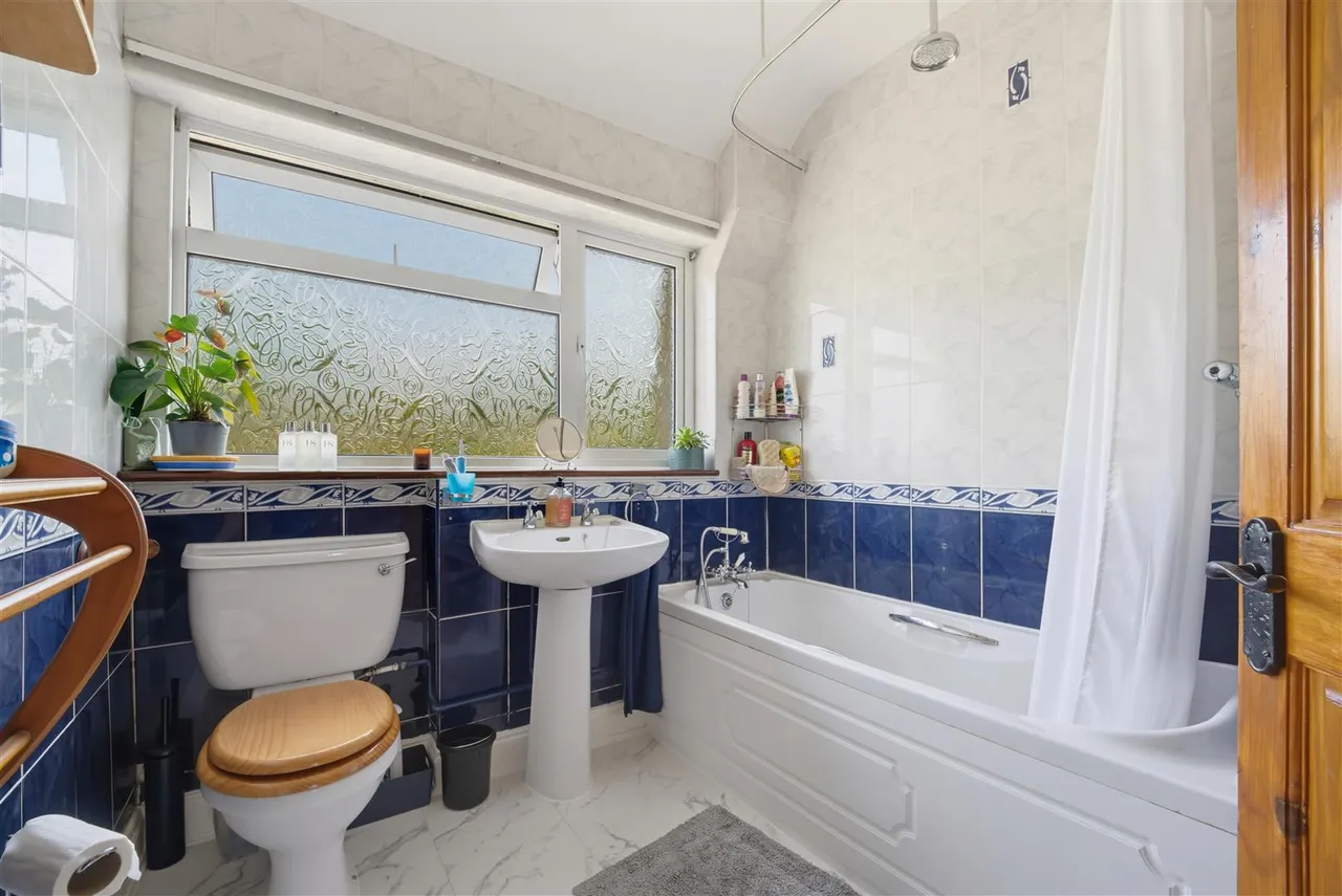 Rydal Crescent, Perivale, photo 10
