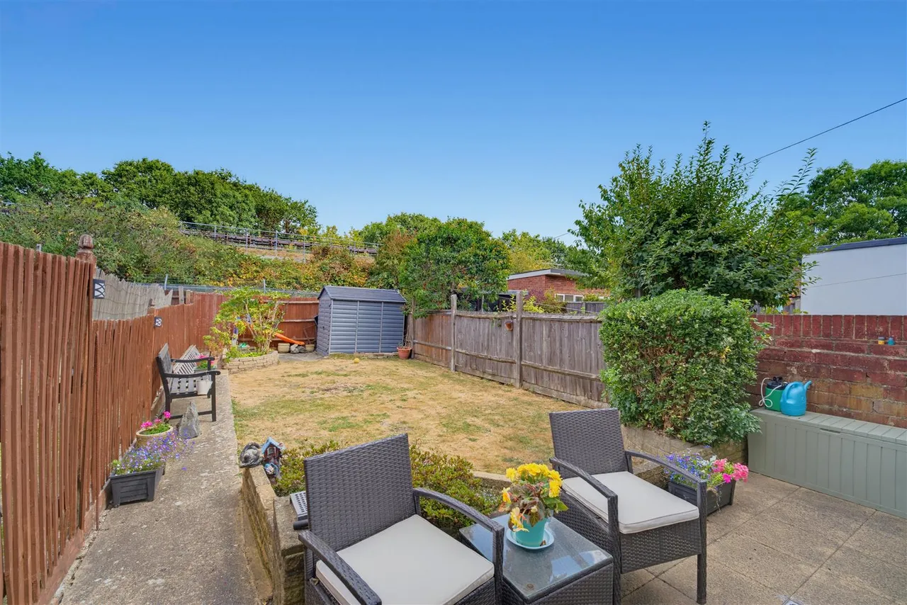 Rydal Crescent, Perivale, photo 11
