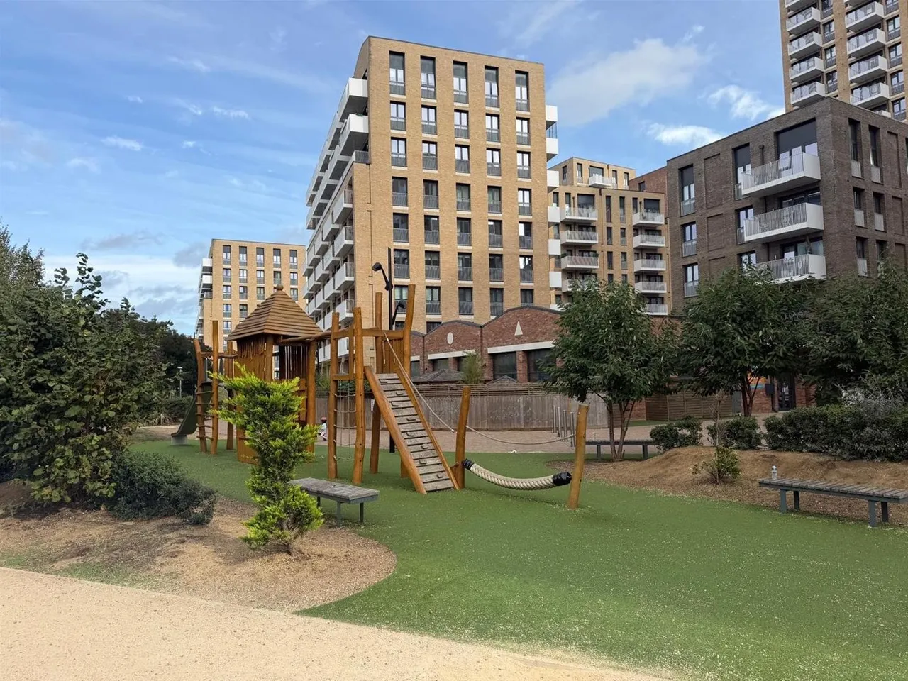 Lakeside Drive, London, photo 11