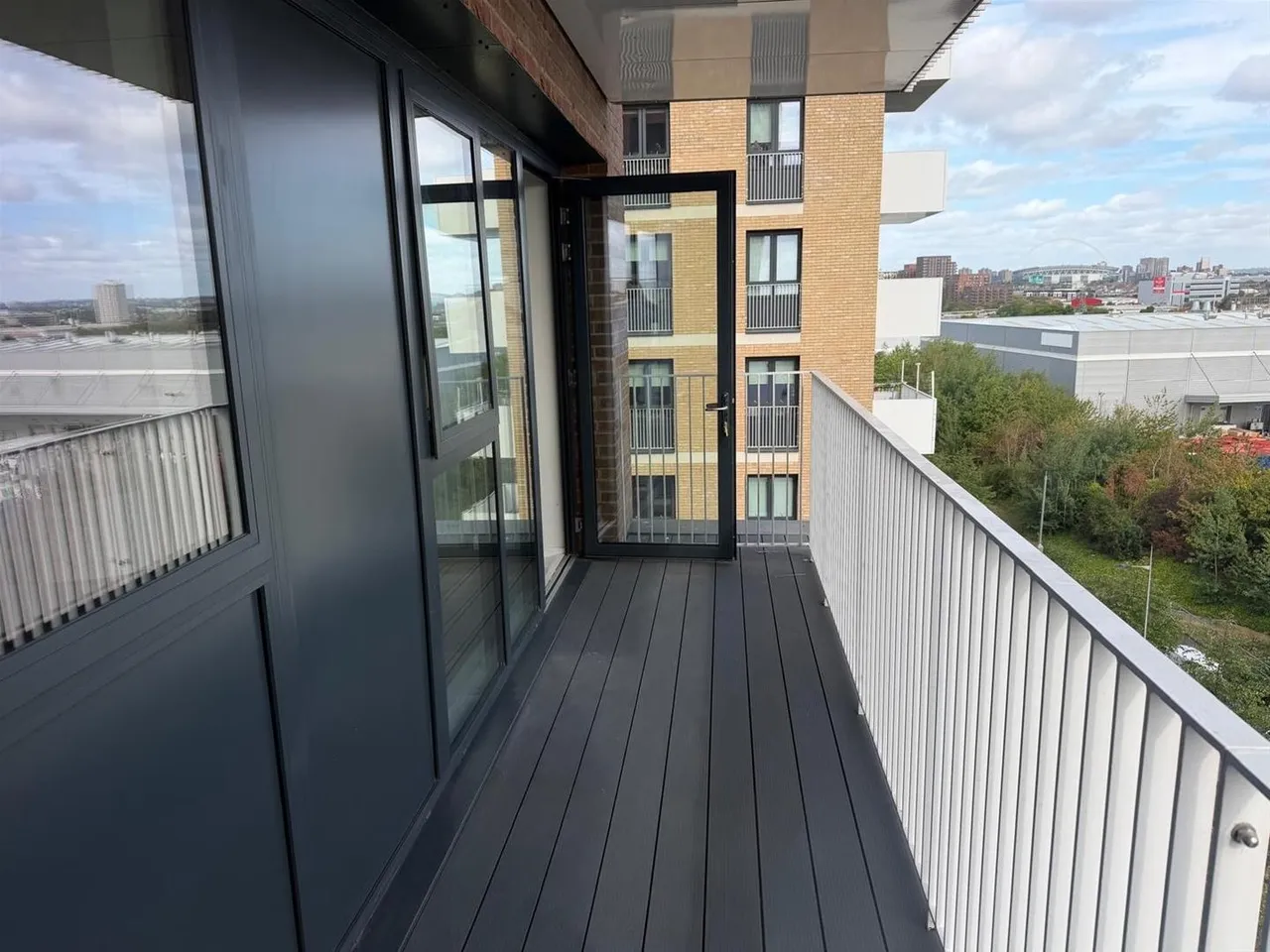 Lakeside Drive, London, photo 6