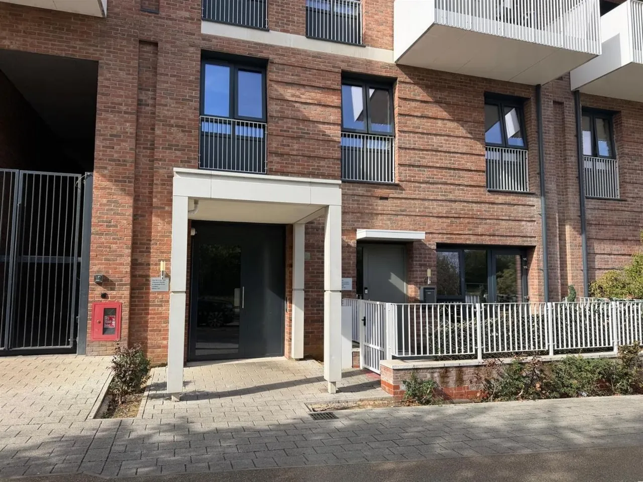 2 bed flat to rent, Lakeside Drive, London