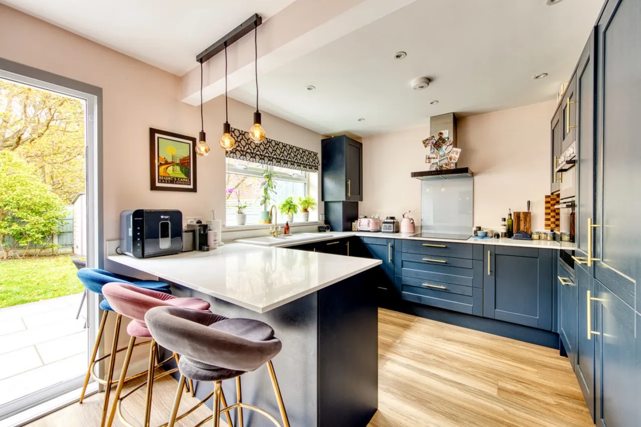 3 bed house for sale — Malcolm Way, Wanstead