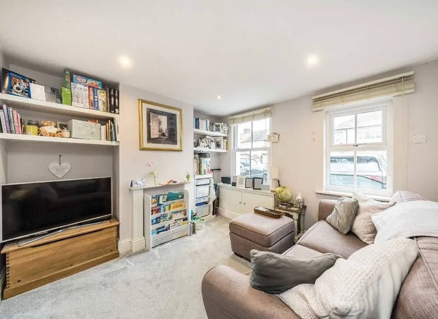 Swan Road, Feltham, TW13, photo 2