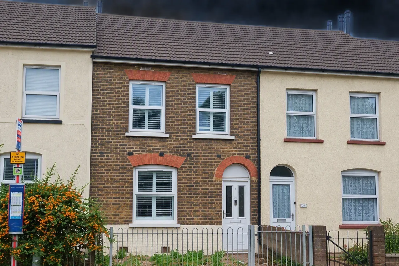 2 bed house to rent, High Street, Northfleet, DA11