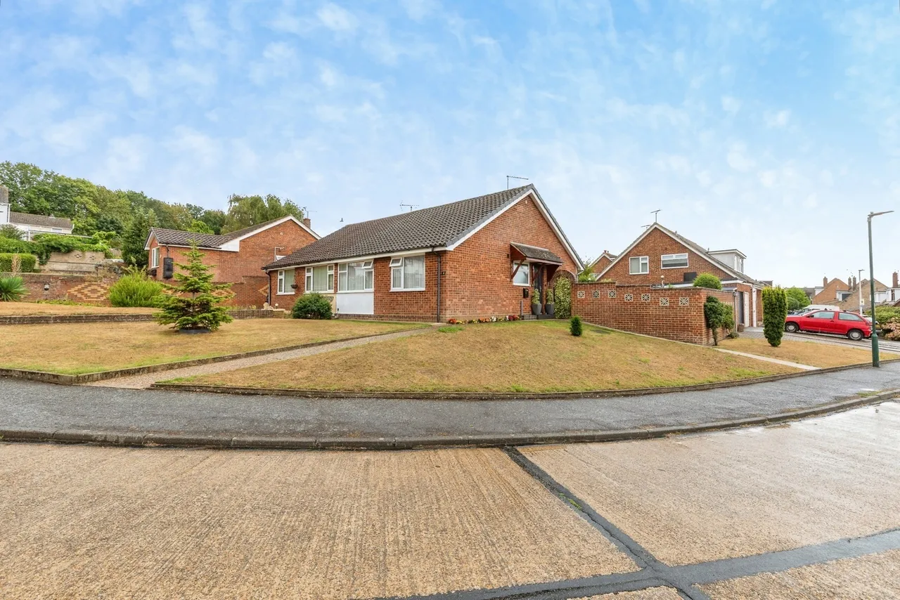 2 bed house for sale, Farm Hill Avenue, Rochester, ME2