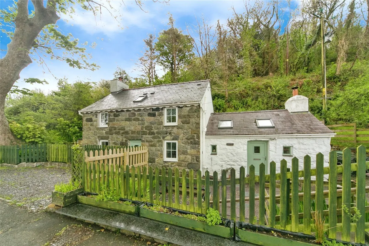 2 bed house for sale, Gyrn Goch, Caernarfon, LL54