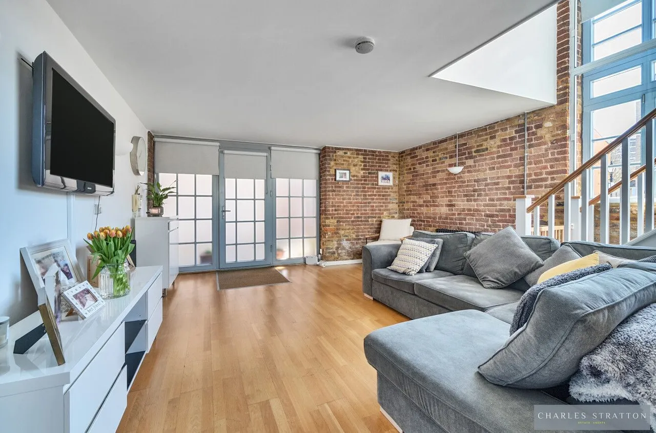 2 bed flat for sale — North Block, The Railstore, Romford, Essex, RM2 6JN