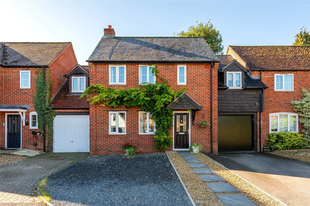 4 bed property for sale, Main Street, MK18