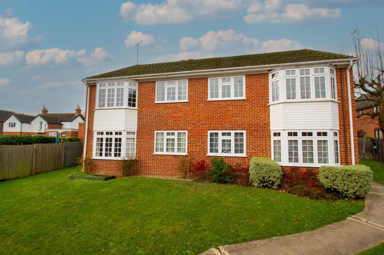 2 bed flat for sale — Georgina Court Clarence Road, Fleet, GU51 3RG