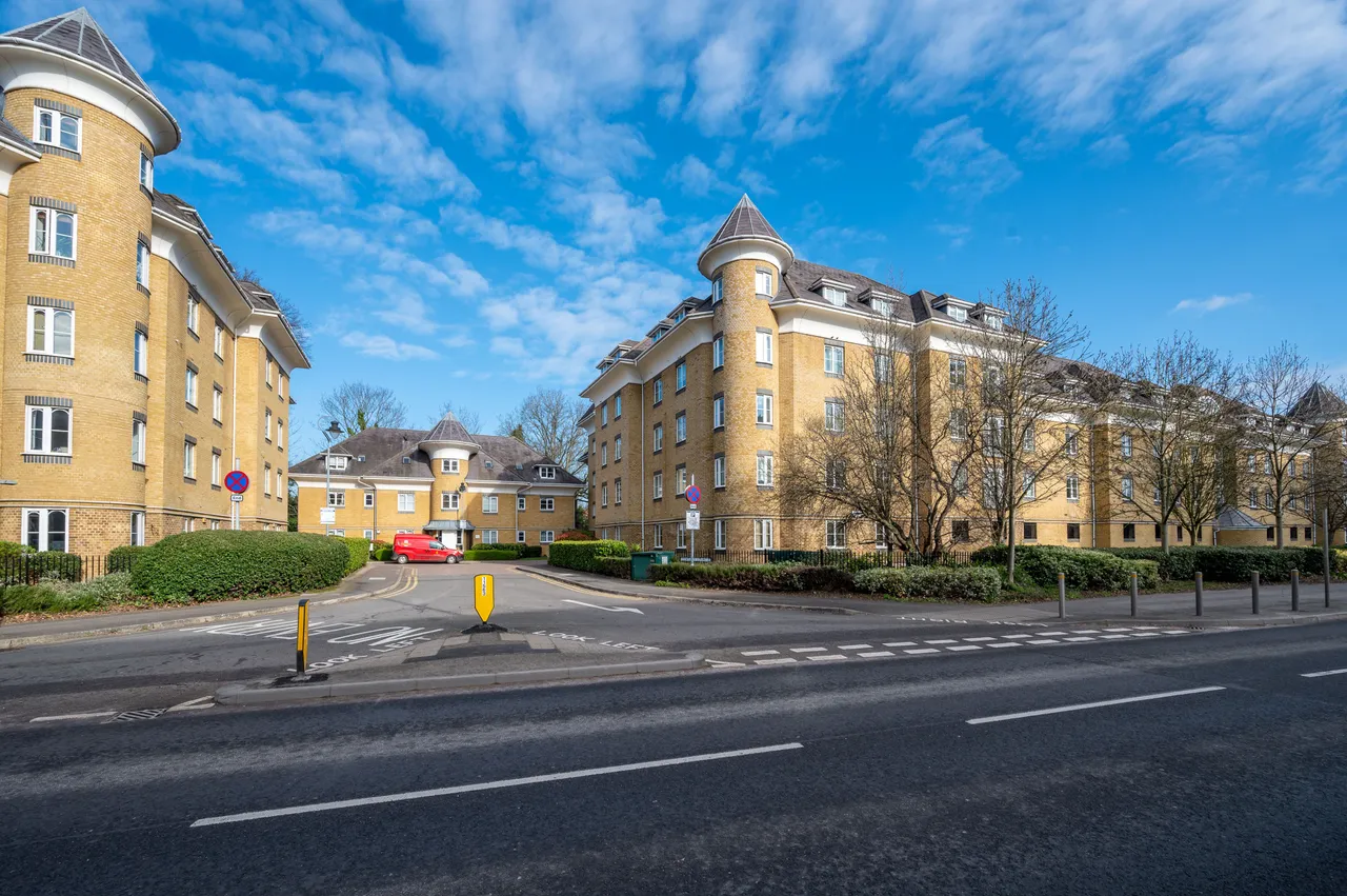 2 bed flat to rent — 78 Century Court, Woking