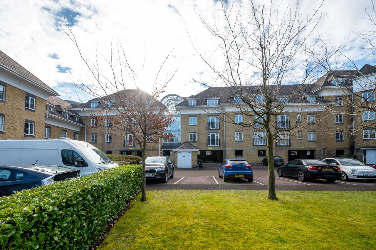 78 Century Court, Woking, photo 11