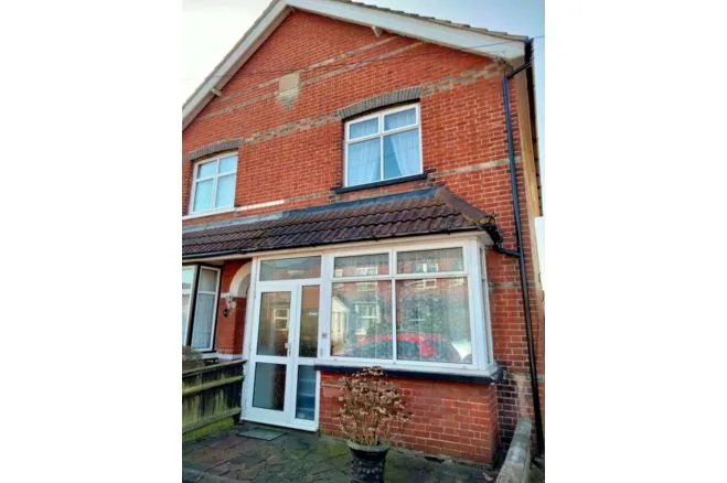3 bed house for sale — Park Avenue, Egham