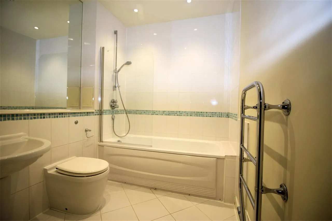 Goldsworth Road, Woking, GU21, photo 4