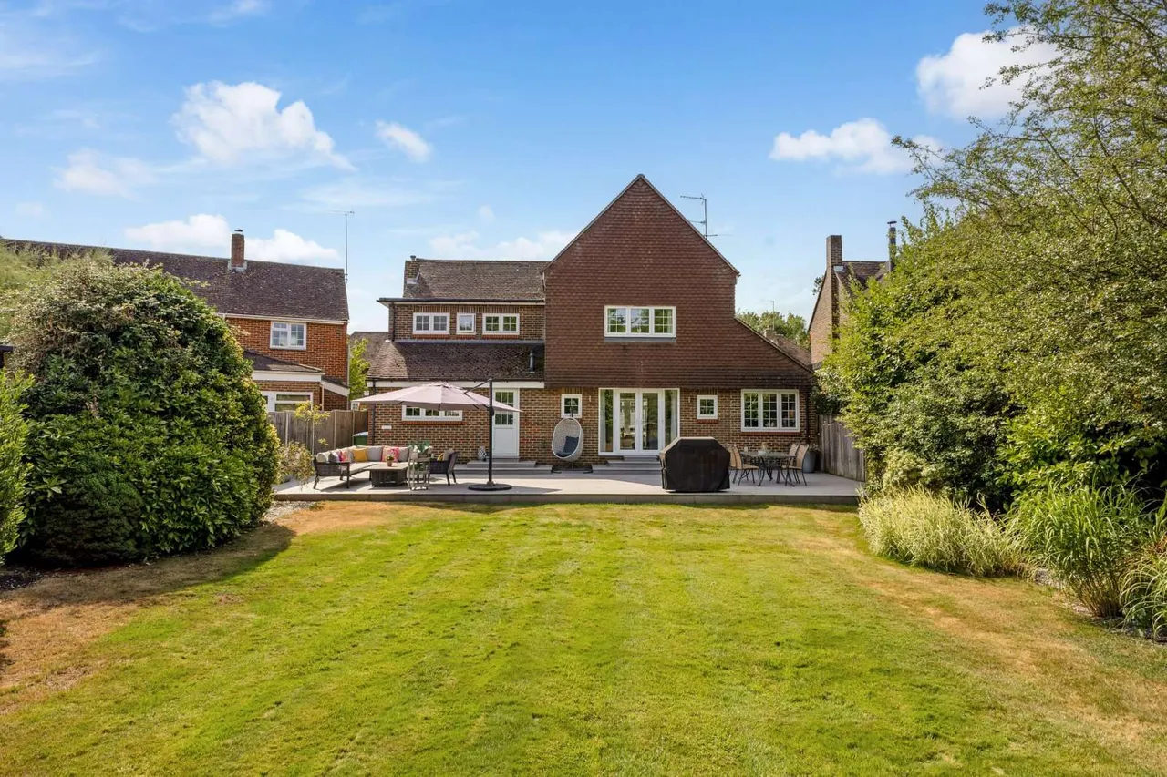 4 bed house for sale — Evelyn Way, Stoke d'Abernon, Cobham, Surrey, KT11 2SJ