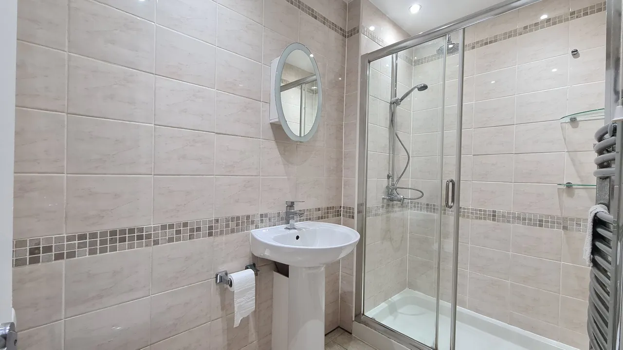 Mornington Crescent, Hounslow, photo 6