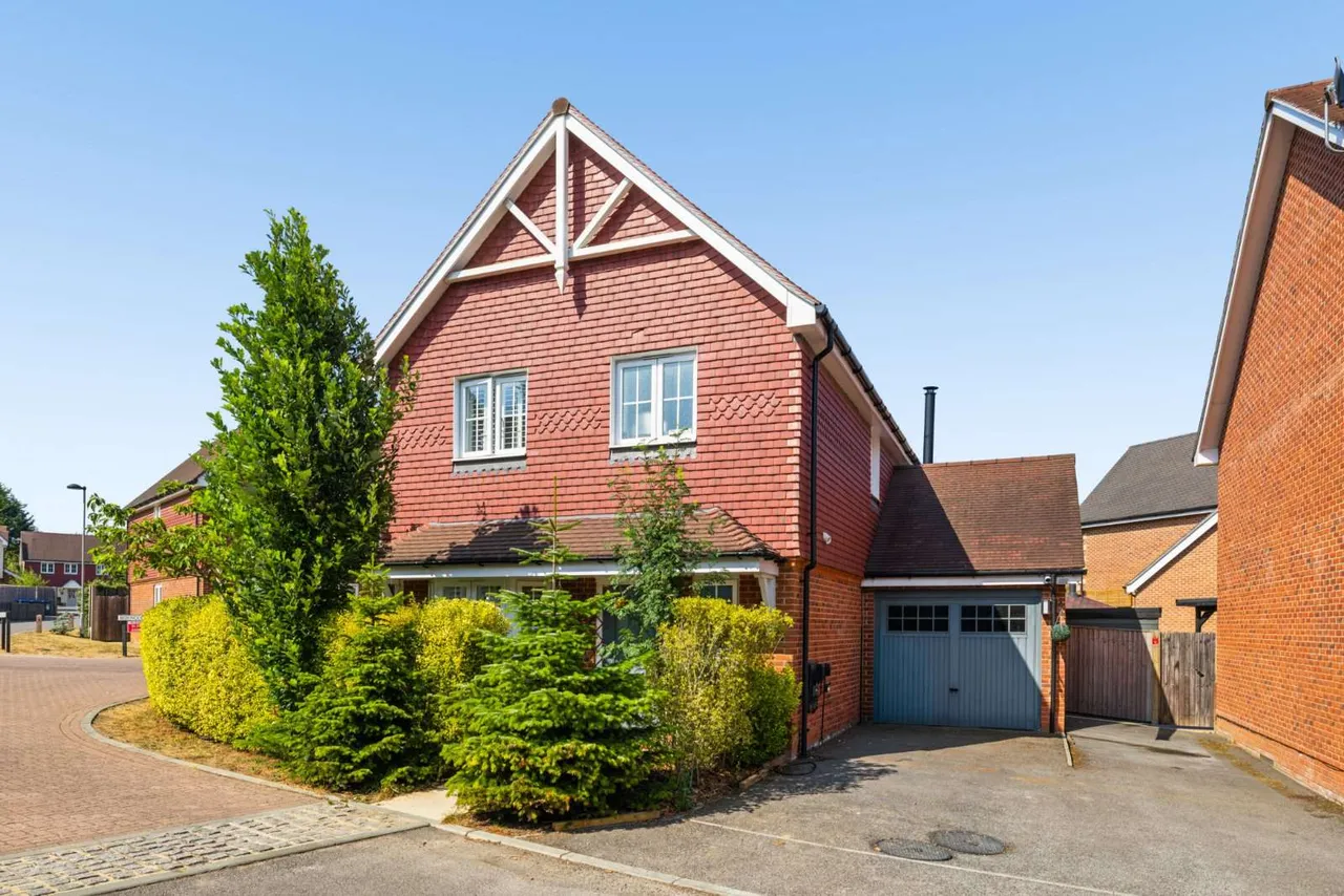 Noble Drive, West End, GU24, photo 17