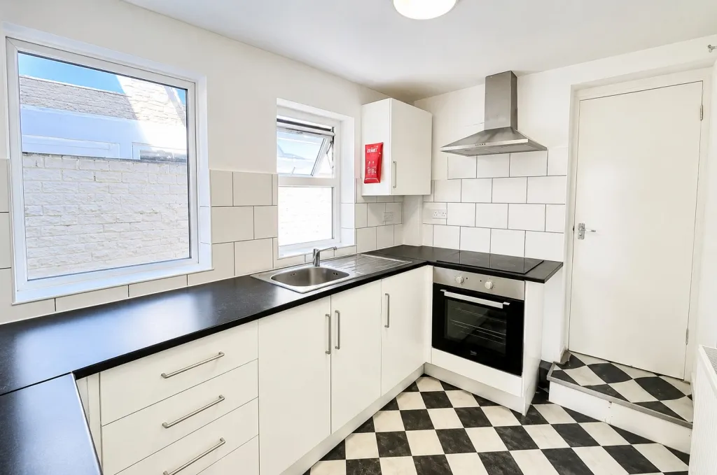 2 bed house to rent, Upper Luton Road, Chatham, ME5