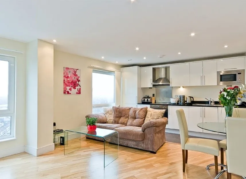 2 bed flat for sale — High Road, Ilford, IG1