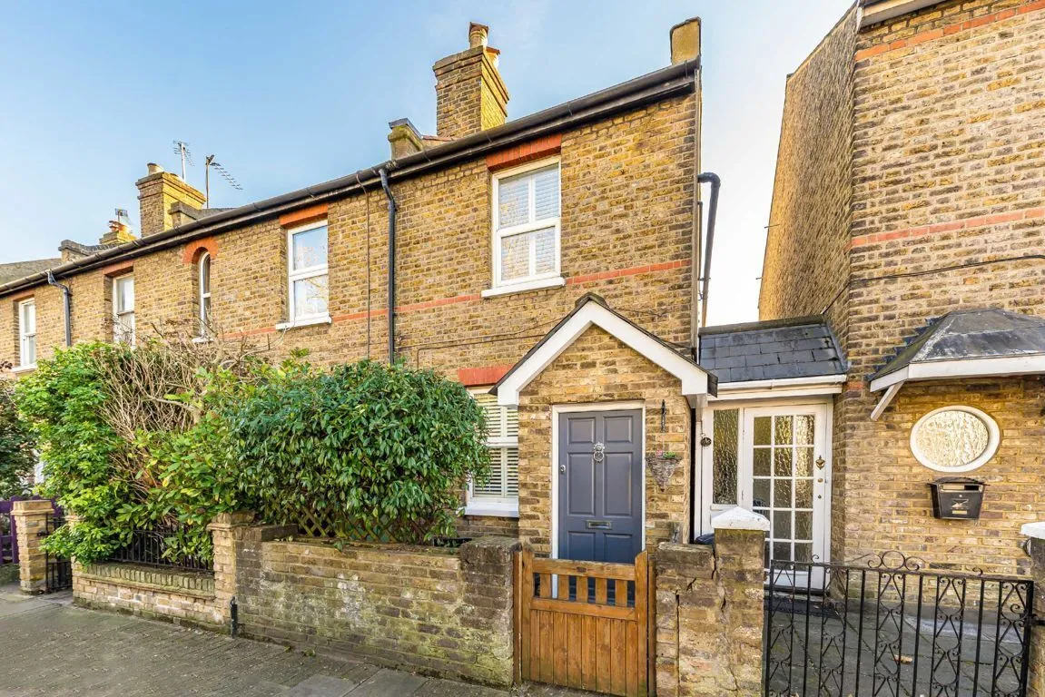 3 bed property for sale, Staines Road, TW2