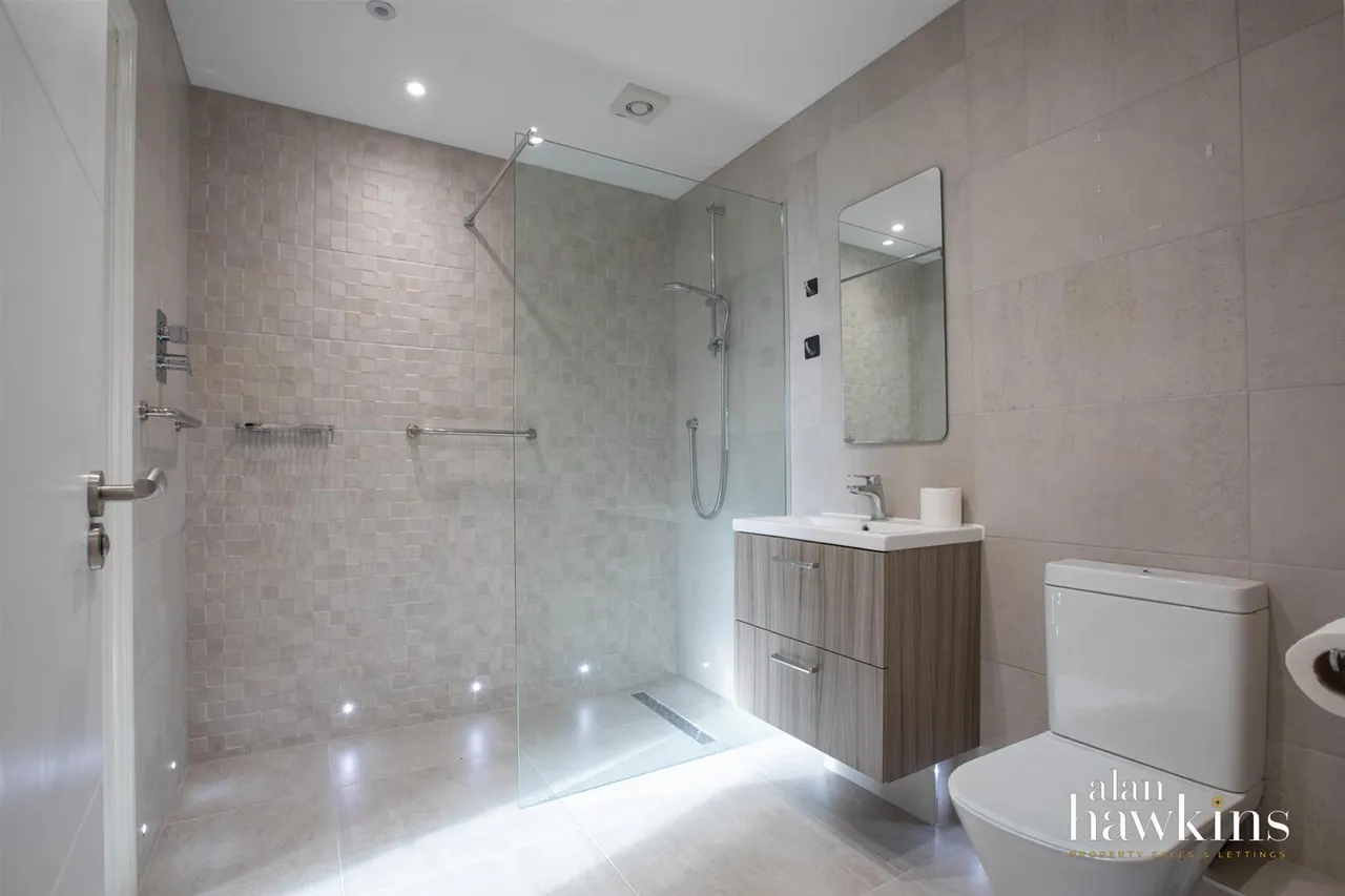 Andrews Court, Lyneham, photo 6