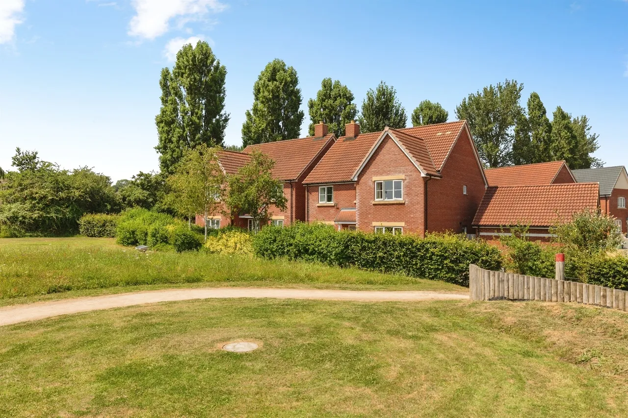4 bed house for sale, Kestrel Road, Charfield, GL12