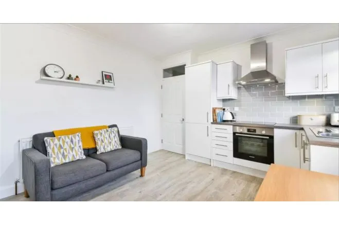 Bushey Road, London, SW20, photo 5