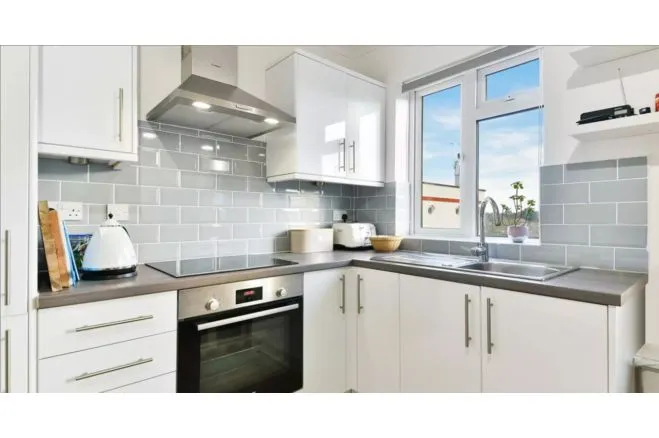 Bushey Road, London, SW20, photo 4