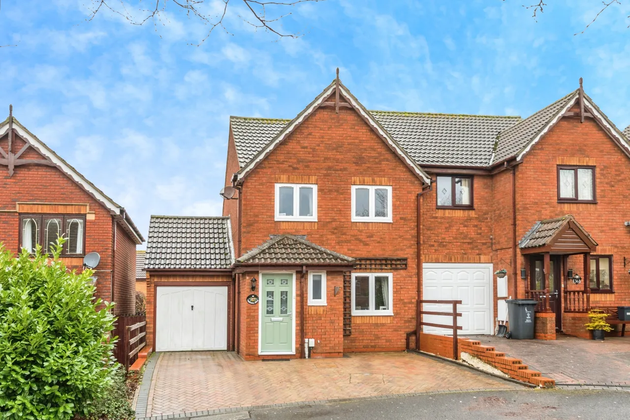 3 bed house for sale — Thornhill Drive - St. Andrew's Ridge, Swindon