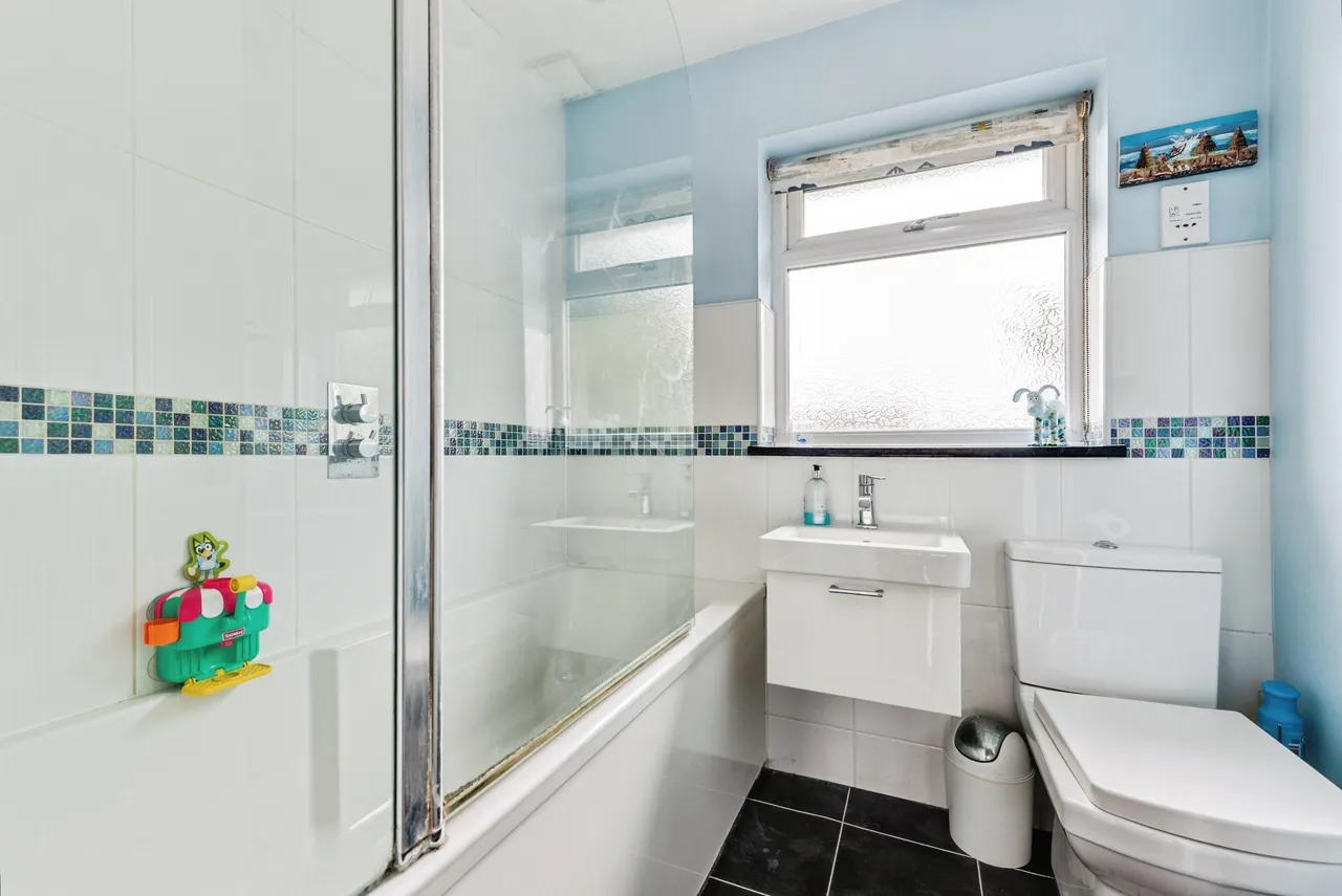 Thornhill Drive - St. Andrew's Ridge, Swindon, photo 12