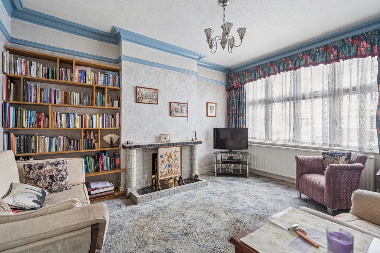 Oxhey Avenue, Watford, Watford, WD19 4HB, photo 2
