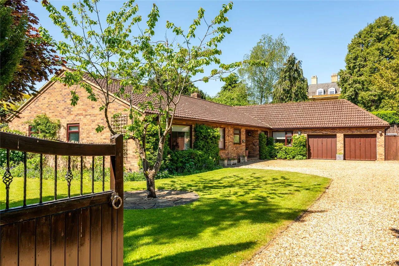 4 bed house for sale, Dallington Road, Dallington, NN5