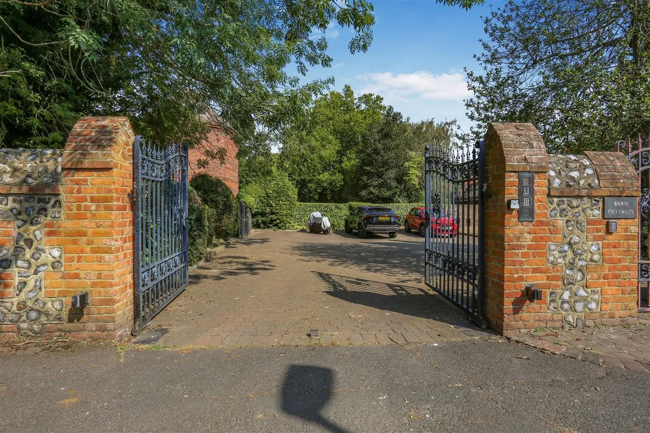 Barn Cottages, Church Road, Wallington, SM6 7NW, photo 6