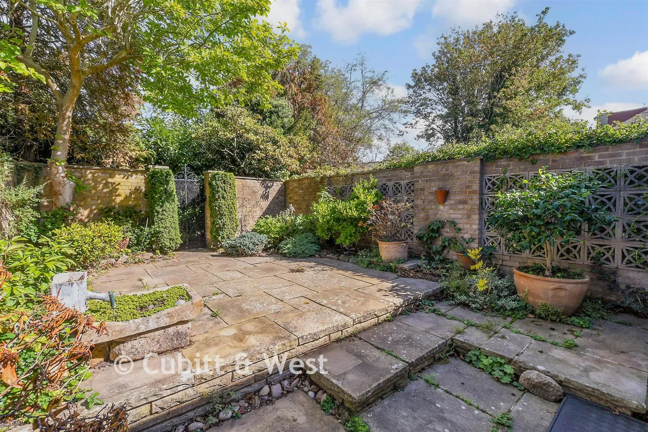 Burnham Drive, Reigate, RH2, photo 2