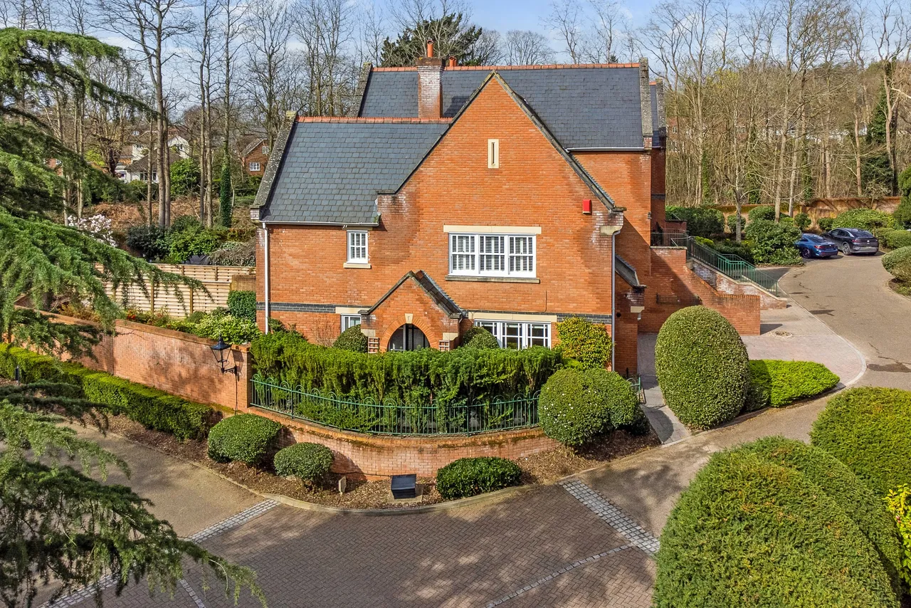 4 bed property for sale, Virginia Water, GU25