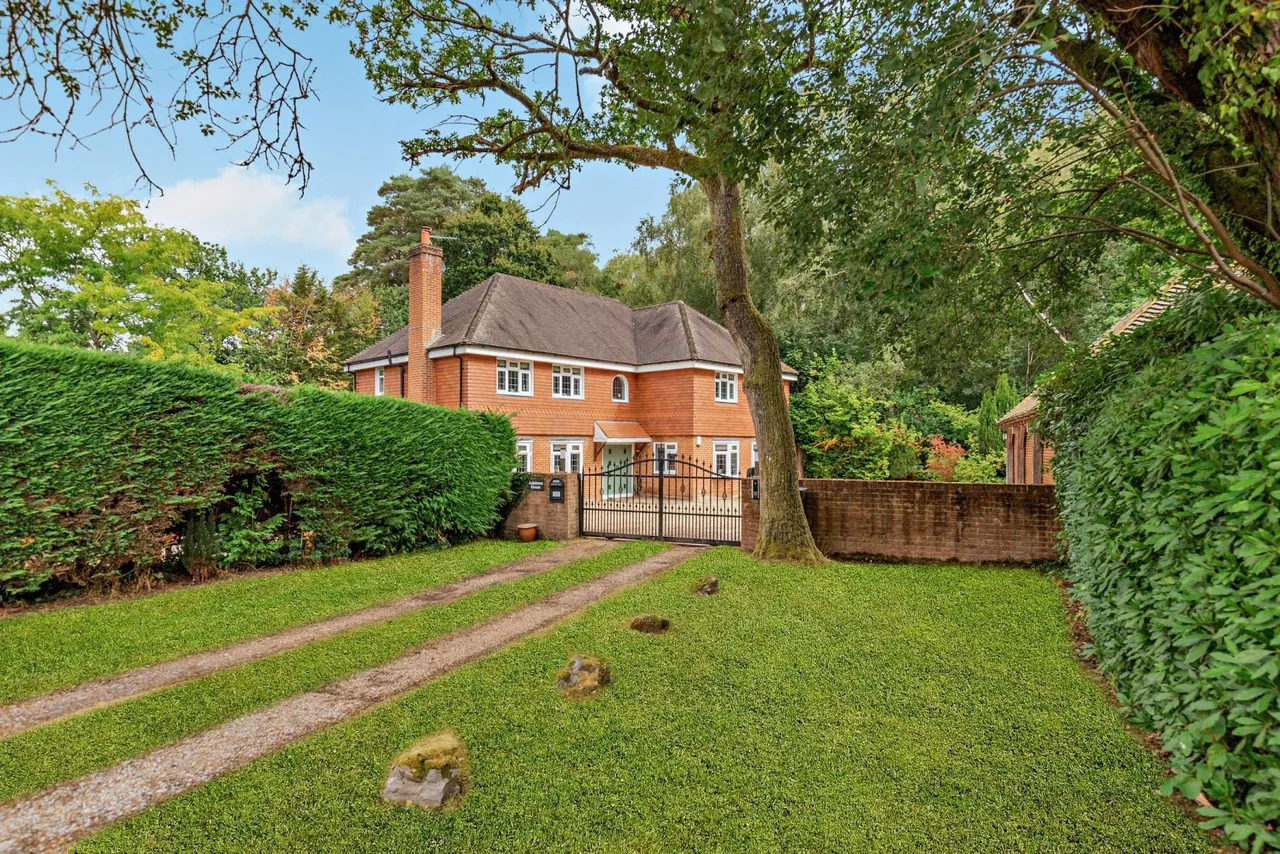 5 bed house for sale, Pines Road, Liphook, GU30
