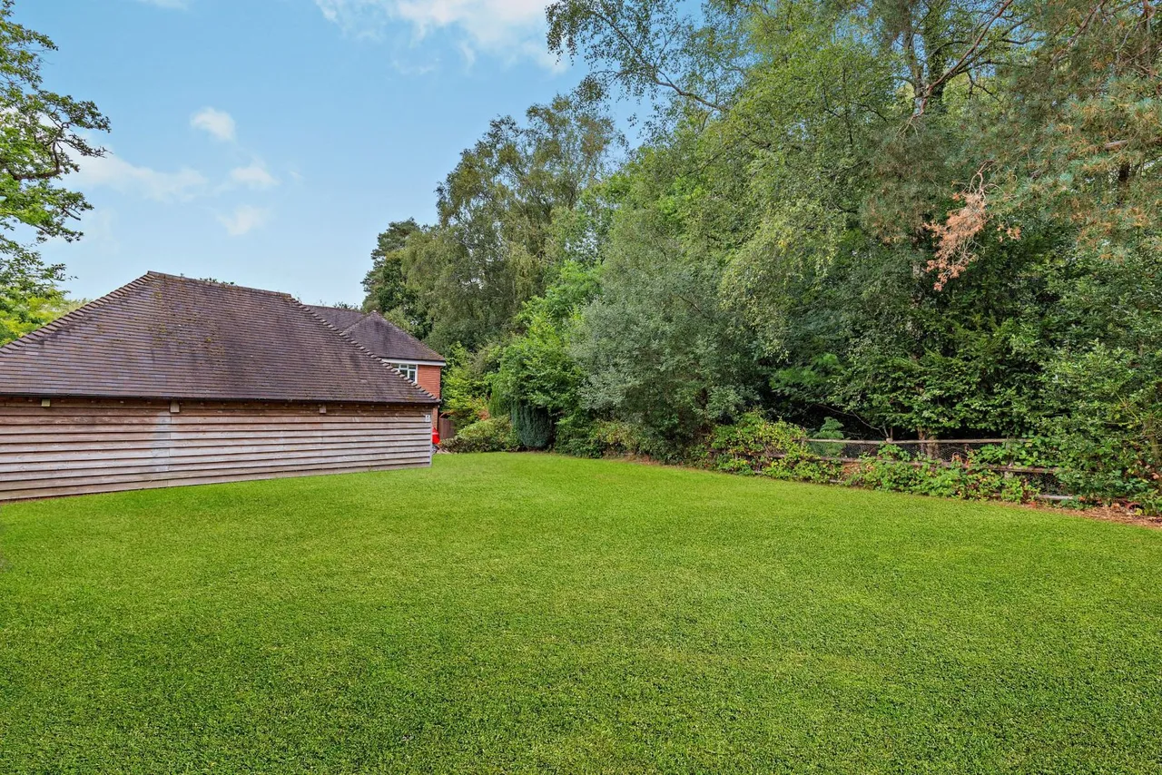 Pines Road, Liphook, GU30, photo 17