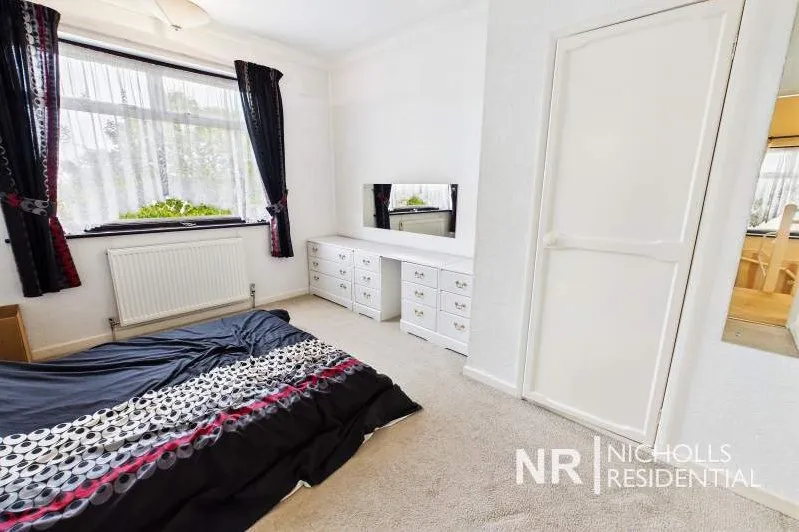 Bolton Road, Chessington, KT9, photo 12