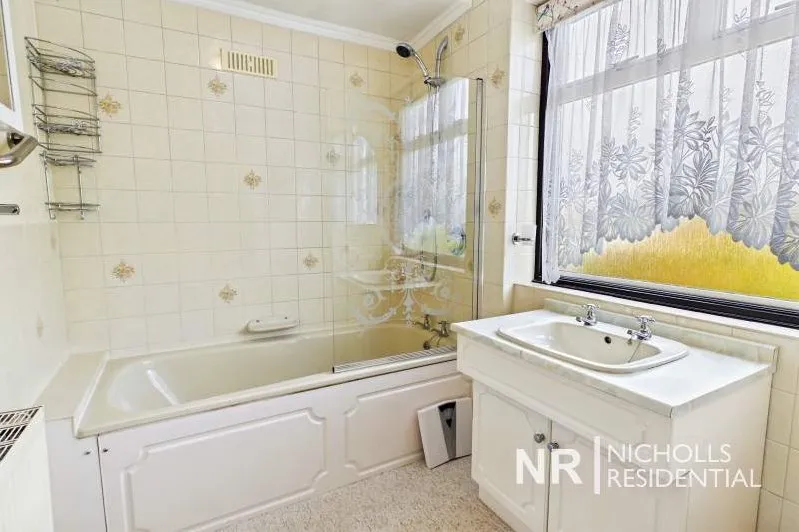 Bolton Road, Chessington, KT9, photo 13