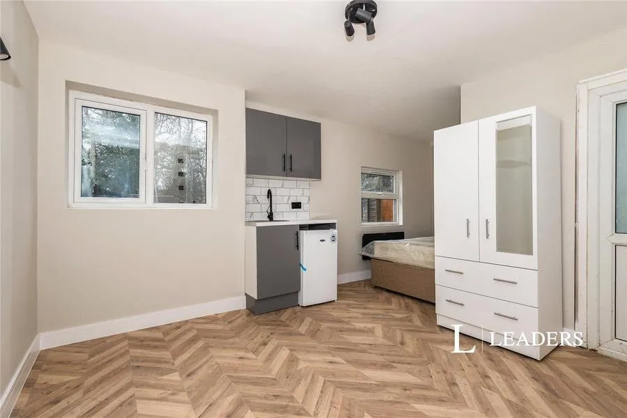 property to rent, Sherwood Crescent, Reigate, RH2