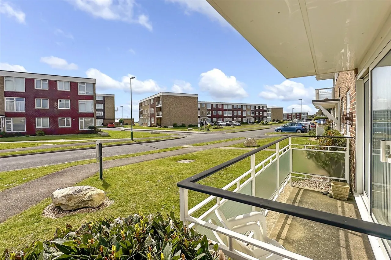 2 bed flat for sale, Overstrand Avenue, Rustington, BN16