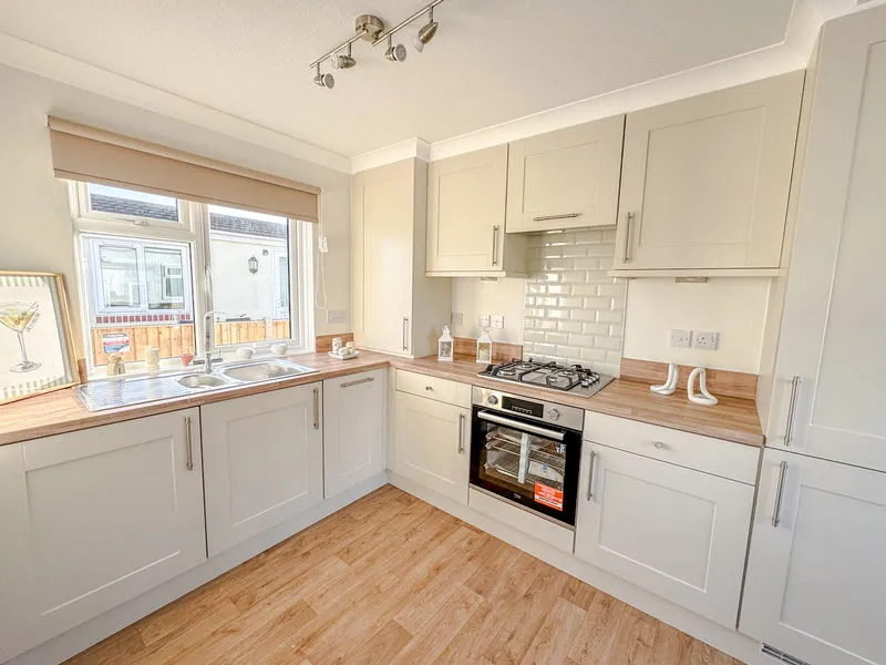 Weybridge Park Estate Weybridge Road, Addlestone KT15 2RF, photo 2