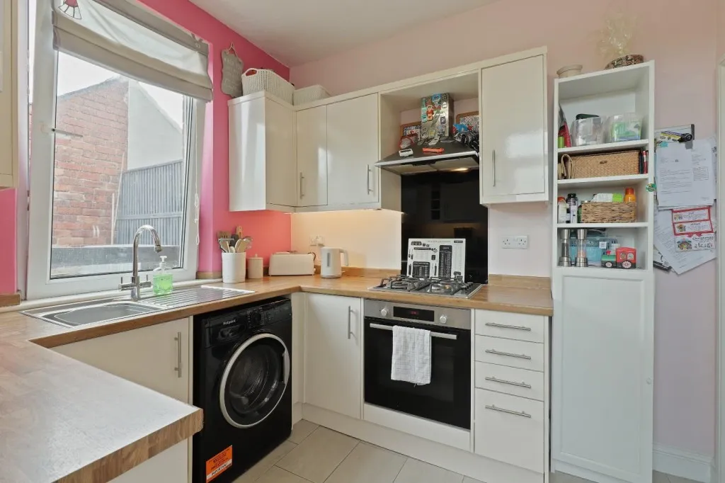 Pye Avenue, Mapplewell, photo 9