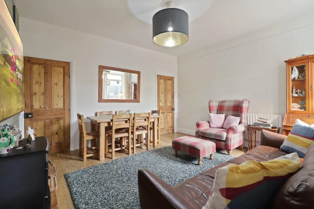 Pye Avenue, Mapplewell, photo 7