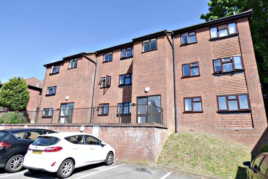 2 bed flat to rent, Kaybridge Close, High Wycombe, HP13